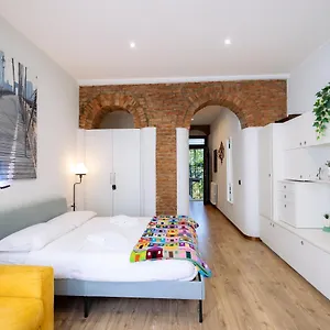 The Red Bricks - San Babila Area , Milan Italie